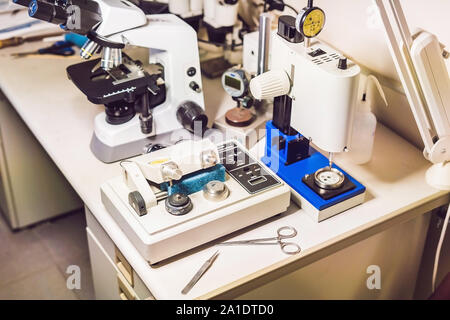 Un esempio di tabella di preparazione in microscopia aelecron laboratorio con un microscopio ottico, taglierina ad ultrasuoni e sistema Precision smerigliatrice micrometro pol Foto Stock