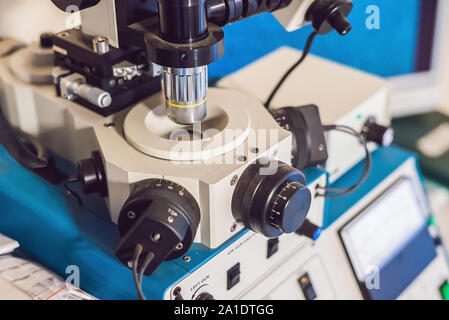 Ione del sistema di attacco per una solida preparazione di campioni per il microscopio a elettroni inchiesta. Foto Stock