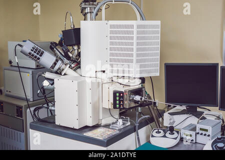 La scansione di un microscopio elettronico a scansione con un fascio di ioni di pistola e dispersione di elementi analisys tool in un elecron laboratorio di microscopia Foto Stock