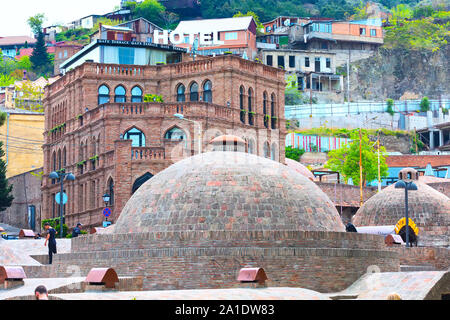 Tbilisi, Georgia - 29 Aprile 2017: bagni di zolfo, case tradizionali nella città vecchia di Tbilisi Foto Stock