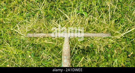 Flatlay, dettagli da un vecchio rastrello sul giardino, Panorama Foto Stock