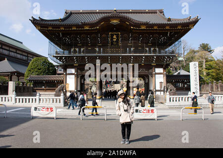 I viaggiatori tailandese donne viaggio visitare e ritratto per scattare la foto con la costruzione di Naritasan Shinshoji Tempio della città di Narita alla Prefettura di Chiba a marzo Foto Stock