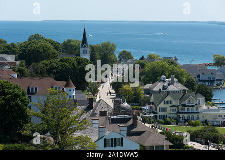 Isola di Mackinac, Michigan, Stati Uniti d'America - Chiesa di Sant'Anna come vedere dalla East Bluff. Foto Stock