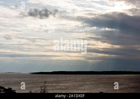 Il sole che filtra attraverso le nubi come visto dall isola di Mackinac, Michigan. Foto Stock