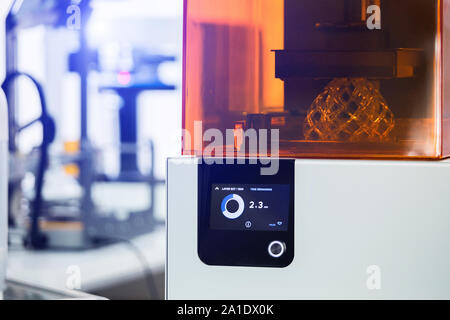 Un stereolitografia stampante 3d nel laboratorio di stampe una struttura da un fotopolimero. Foto Stock