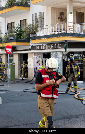 Spagnolo servizi di emergenza, vigili del fuoco, polizia e ambulanze rispondere ad un appartamento fire in Siviglia, capitale dell'Andalusia, Spagna. Foto Stock