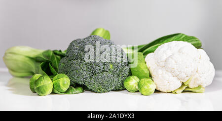 Ortaggi vari davanti a un bianco e lo sfondo grigio Foto Stock