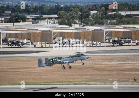 Un dipinte recentemente A-10 Thunderbolt II assegnato all'A-10 dimostrazione Team si prepara a prendere il via dalla Davis-Monthan Air Force Base in Arizona, Sett. 23, 2019. 355la manutenzione delle attrezzature Squadron aviatori ridipinse la A-10 per assomigliare al P Mustang dall'epoca della Seconda Guerra Mondiale. (U.S. Air Force foto di Senior Airman Cheyenne A. poteri) Foto Stock