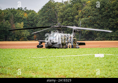 A circa 2030 il 24 settembre un AH-64D Apache elicottero da combattimento xii Brigata aerea (12 Cabina) è entrato in contatto con alcune linee di alimentazione durante un normale volo di formazione vicino al villaggio di tiglio, Germania. Locale gli equipaggi di emergenza sono stati chiamati alla scena e non ci sono feriti in questo momento. Stati Uniti Esercito foto di magg. Robert Fellingham Foto Stock