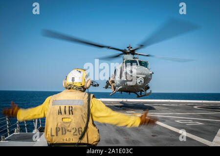 190917-M-QP663-1050 Golfo di Aden (sett. 17, 2019) un marinaio le guide a UH-1Y Venom elicottero attaccata al mezzo marino Tiltrotor Squadron 163 (rinforzato), undicesimo Marine Expeditionary Unit (MEU), durante la fase di decollo dal ponte di volo del trasporto anfibio dock nave USS John P. Murtha (LPD 26). Il Boxer anfibio gruppo pronto e undicesimo MEU sono distribuiti negli Stati Uniti Quinta Flotta area di operazioni a sostegno di operazioni navali per garantire stabilità marittimo e la sicurezza nella regione centrale di collegamento del Mediterraneo e del Pacifico attraverso l'Oceano Indiano occidentale e tre strategico punto di strozzatura Foto Stock