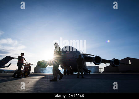 Stati Uniti Air Force C-17 Globemaster III Membri di equipaggio, sessantesimo Aria Mobilità ala, Travis Air Force Base in California, condotta pre-operazioni di volo in preparazione per un U.S. Esercito HIMARS infiltrazione rapida (HI-pioggia) missione di formazione durante la fase di esercizio la mobilità Guardian 2019, Fairchild Air Force Base di Washington, Sett. 25, 2019. Esercizio di mobilità è custode di mobilità in aria di comando premier, scala grande esercizio di mobilità. Attraverso affidabili e di formazione in materia di mobilità, Guardian migliora la disponibilità e le funzionalità di mobility aviatori di offrire una rapida mobilità globale e costruisce una più letale e pronto per aria Foto Stock