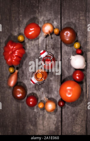 Concetto ingredienti di una salsa di pomodoro o di succo su un sfondo di legno Foto Stock