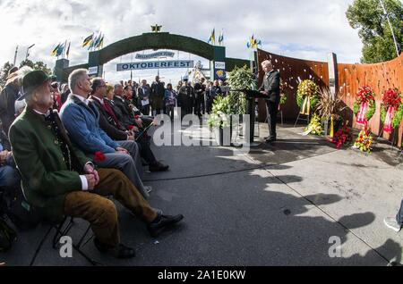 Monaco di Baviera, Germania. 26 Sep, 2019. Il sindaco di Monaco di Baviera Dieter Reiter e altri parlavano in corrispondenza di un evento commemorativo in occasione del 39° anniversario dell'Oktoberfest terrore bombardamenti. I partecipanti hanno poi deposto una corona al memorial sito.L'Oktoberfest terrore bombardamento era effettuata da Gundolf Koehler, morto nel bombardamento, lungo con tredici vittime. Oltre 225 feriti. Credito: ZUMA Press, Inc./Alamy Live News Foto Stock