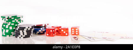 Testata con Poker chips, dadi e carte da gioco, casinò e giochi d'azzardo, copyspace Foto Stock