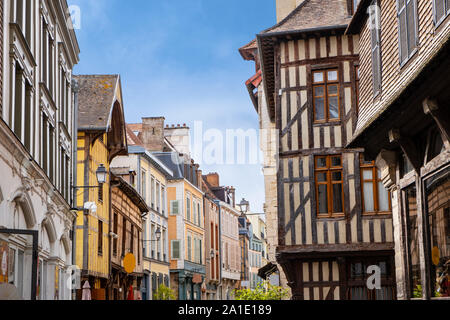 Troyes, Francia; 8 settembre 2019 - Vecchio semi-case con travi di legno in centro città Foto Stock