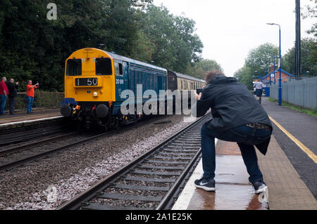 Il Birmingham gli appassionati di Balti escursione con il treno alla stazione di Warwick, Warwickshire, Regno Unito Foto Stock