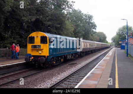 Il Birmingham gli appassionati di Balti escursione con il treno alla stazione di Warwick, Warwickshire, Regno Unito Foto Stock