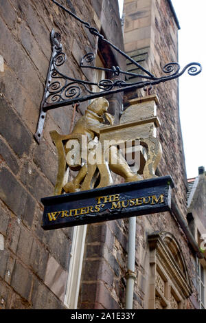 Cartello fuori il Museo degli Scrittori di Edimburgo, Scozia, Regno Unito Foto Stock