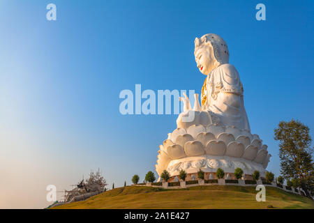 La più grande statua di Guanyin in cinese tempio Wat Hyua Pla Kang a Chiang Rai a nord della Thailandia. Foto Stock