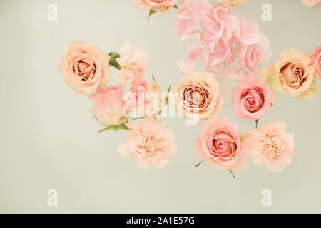 Petali di fiori si trovano nel bagno per una serata romantica in camera dell'albergo. Il Romance. Fiori. Serata romantica di due amanti Foto Stock