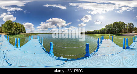 Visualizzazione panoramica a 360 gradi di Piena sferica perfetta hdri panorama a 360 gradi angolo di vista blu sul molo di plastica del grande lago o fiume nella soleggiata giornata estiva con belle le nuvole in