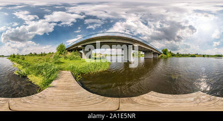 Visualizzazione panoramica a 360 gradi di Piena sferica perfetta hdri panorama a 360 gradi angolo di vista sul molo in legno di riva del grande fiume vicino a Ponte in giornata soleggiata con nubi in equirectang