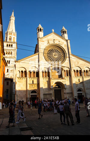 La folla di persone di fronte alla cattedrale cattolica di Modena, sito UNESCO Foto Stock