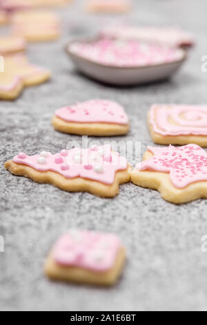 Panificio di zucchero, biscotti di Natale con il rosa glassa reale, di glassa di zucchero e perle Foto Stock