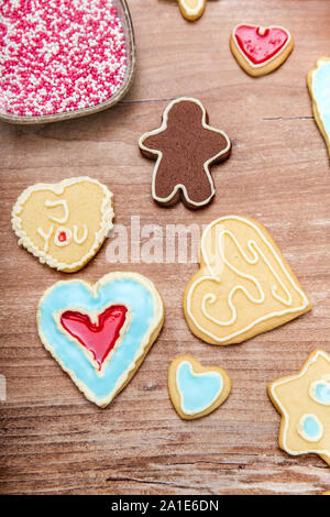 Biglietto di auguri con colorate decorate cookies e perle di zucchero, concetto di forno e di amore Foto Stock