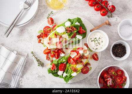 Lattuga romana condito con pomodoro pancetta parmigiano, salsa. sano cheto paleo dieta pranzo Foto Stock