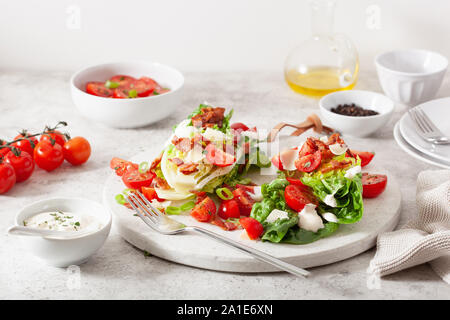 Lattuga romana condito con pomodoro pancetta parmigiano, salsa. sano cheto paleo dieta pranzo Foto Stock