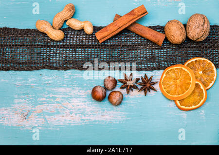 Flatlay, inverno spezie per vin brulé o gingerbread su blu shabby chic tavolo, copyspace Foto Stock