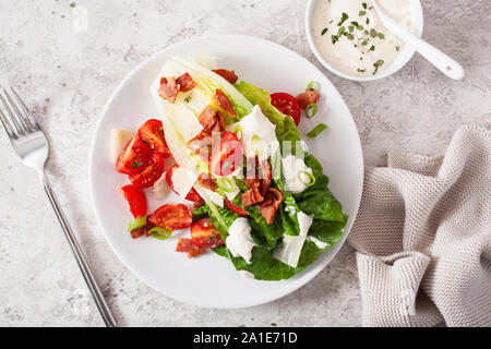 Lattuga romana condito con pomodoro pancetta parmigiano, salsa. sano cheto paleo dieta pranzo Foto Stock