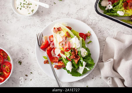 Lattuga romana condito con pomodoro pancetta parmigiano, salsa. sano cheto paleo dieta pranzo Foto Stock