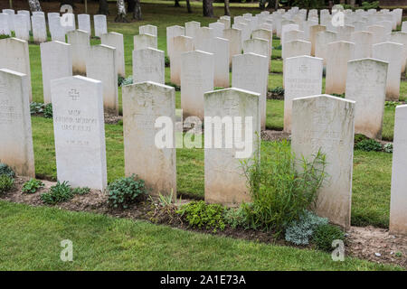 Il tedesco tombe di Étaples Prima Guerra Mondiale cimitero militare sulla costa francese, il più grande cimitero britannico in Francia con oltre 11.000 sepolture Foto Stock