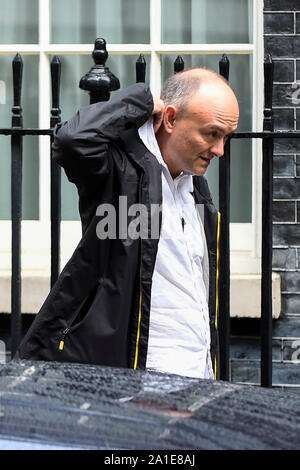 Londra, Regno Unito. 26 Sep, 2019. Dominic Cummings, Consigliere speciale del Primo Ministro, si allontana il numero 11 di Downing Street per accompagnare Boris Johnson, Primo Ministro, al Parlamento. Credito: Stephen Chung/Alamy Live News Foto Stock