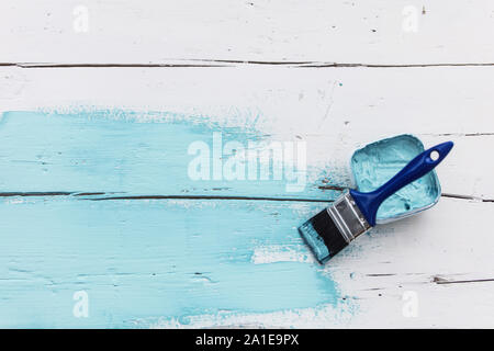 Vista dall'alto su tavole di legno che viene dipinta in shabby chic look Foto Stock