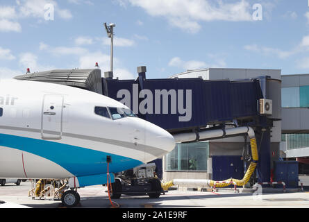 Settembre 2019. Tenerife North-Los Rodeos Airport. Spagna. Commerciale di un aereo di passeggero collegato al terminale tramite il velivolo gateway di accesso Foto Stock