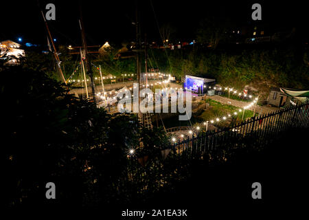 Charlestown sembra bella di notte circondato da luci fairy come la Classic Tall Ship festival prende il via Foto Stock