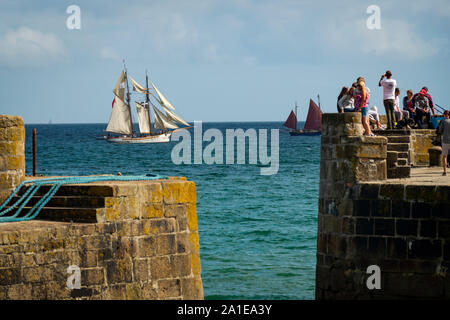 Resident Tall Ship Anny vele nel porto di Charlestown, Cornwall. Foto Stock