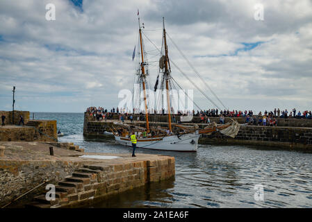 Resident Tall Ship Anny vele nel porto di Charlestown, Cornwall. Foto Stock