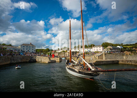 Resident Tall Ship Anny vele nel porto di Charlestown, Cornwall. Foto Stock