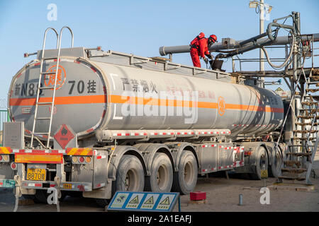 (190926) -- XAYAR, Sett. 26, 2019 (Xinhua) -- Un lavoratore olio riempie un serbatoio di olio in corrispondenza di una stazione di olio di Shunbei olio-gas in campo Xayar County, a nord-ovest della Cina di Xinjiang Uygur Regione autonoma, Sett. 25, 2019. Situato nel margine settentrionale del deserto Taklimakan, Shunbei olio-campo di gas è una delle più profonde riserve di petrolio e gas nel mondo con una profondità media di 7300 metri e una profondità massima di 8600 metri. A causa della posizione remota e disagevole trasporto, l'olio lavoratori potrebbe avere alcuni giorni di riposo dopo che essi avevano lavorato ininterrottamente per due a quattro mesi. (Xinhua/Cai Yang) Foto Stock