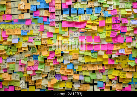 Parete di Lennon alla City University di Hong Kong. Il 25 settembre 2019. Questo è uno dei tanti luoghi che ha pareti di Lennon contenente poster, messaggi e grafitti che si trovano intorno a Hong Kong. Foto Stock