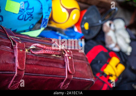 Valigia di famiglia e sacchetti confezionati pronti per andare in vacanza. Foto Stock