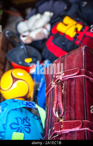 Valigia di famiglia e sacchetti confezionati pronti per andare in vacanza. Foto Stock