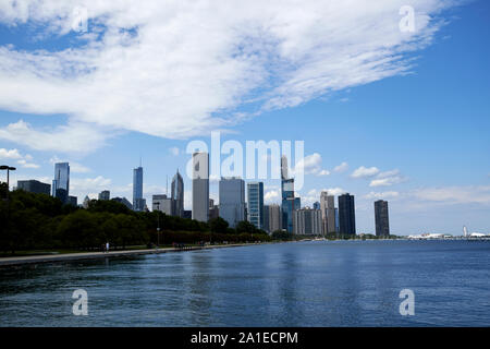 Chicago skyline della città come si vede dal museo del campus e sul fronte del lago trail di chicago, illinois, Stati Uniti d'America Foto Stock