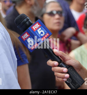 New York, Stati Uniti d'America. Undicesimo Sep, 2019. Una mano impugna un microfono con il logo del canale televisivo Fox 5 News. 5 Fox News è parte del canale WNYW 5, una rete televisiva americana basata a New York. WNYW appartiene alla rete di FOX. Credito: Alexandra Schuler/dpa/Alamy Live News Foto Stock