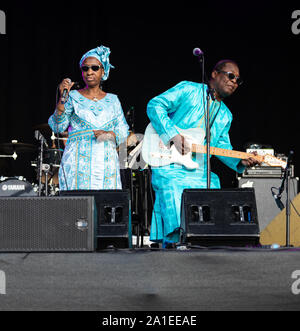 Amadou e Mariam eseguire presso il Walthamstow Garden Party, Lloyd Park, Regno Unito nel luglio 2019 Foto Stock