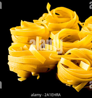 Le sfere rotonde di pasta su sfondo nero Foto Stock